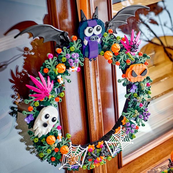 Buildable LEGO Halloween wreath.
