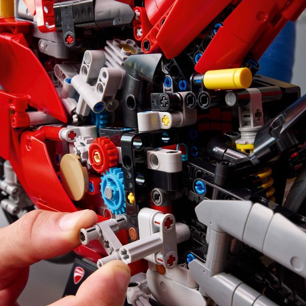 Get a clear view of the 3-speed (plus neutral) gearbox.