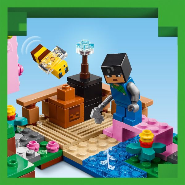 This is the first LEGO Minecraft set to feature Sunny.