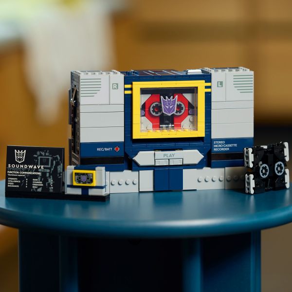 Seamlessly convert Soundwave to cassette player mode and back without disassembly.