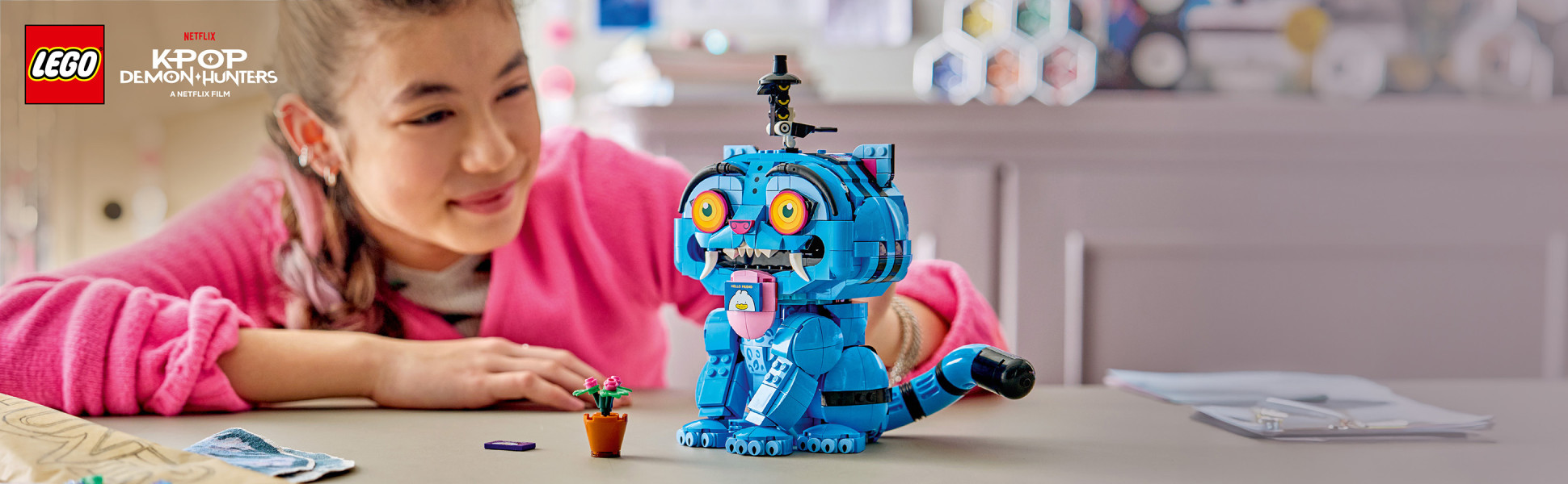 Create and display iconic characters from the KPop Demon Hunters movie with this adorable LEGO set which features Derpy Tiger and Sussie Bird.