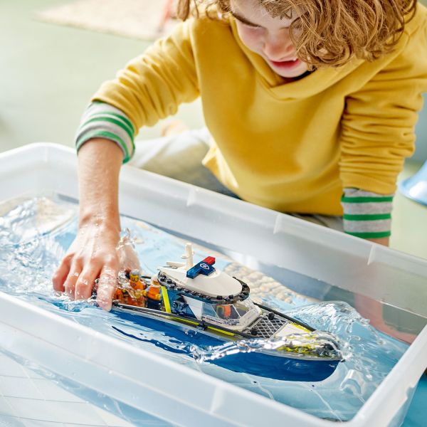 Kids can float the model police boat and crook’s power dinghy on water.