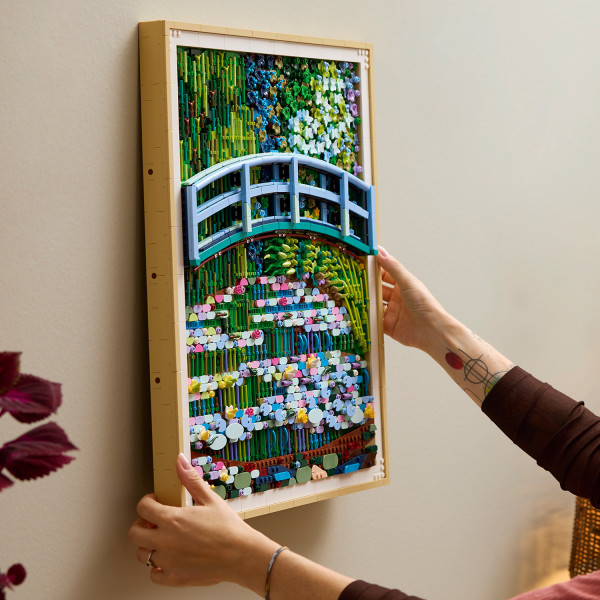 LEGO painting comes with a hanging mechanism.