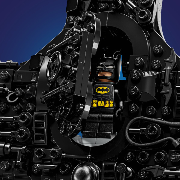 Place this classic minifigure into the model’s opening hatch.