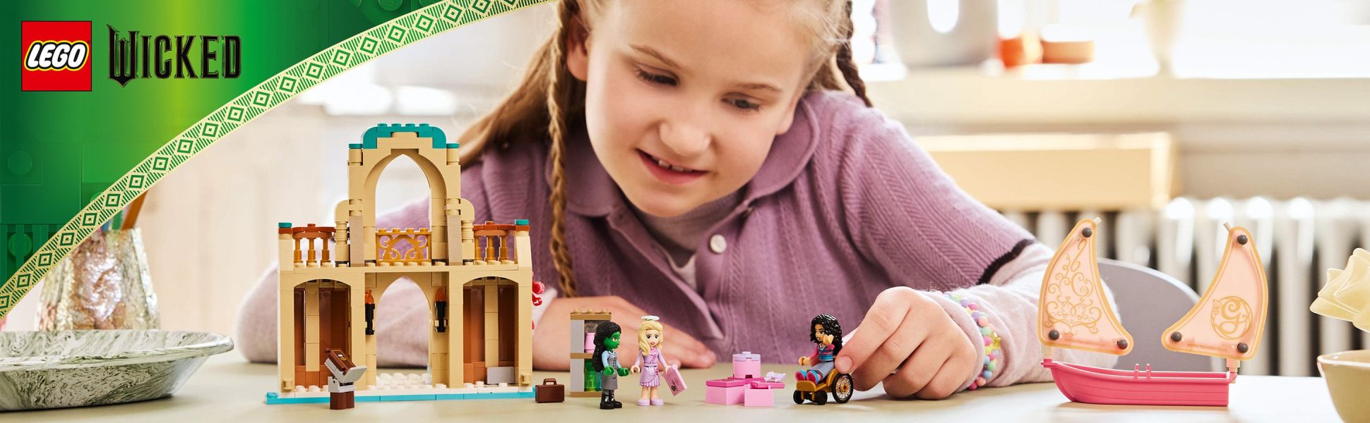 Conjure up the magic of Oz for girls, boys and fans of the Wicked movie, with this spellbinding model of Shiz University.