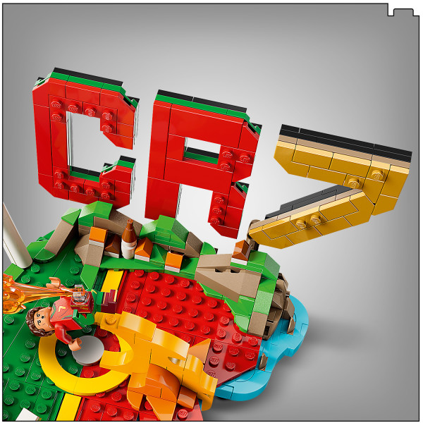 The base forms the shape of Ronaldo's initial.