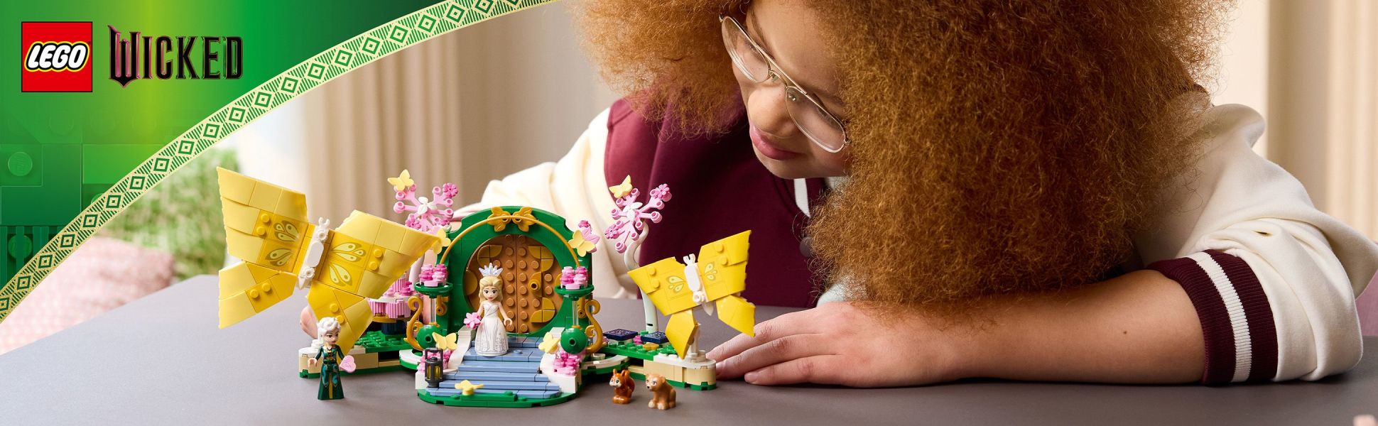 Building toy recreates Glinda’s wedding day from the Wicked: For Good movie with lots of details from the iconic scene.