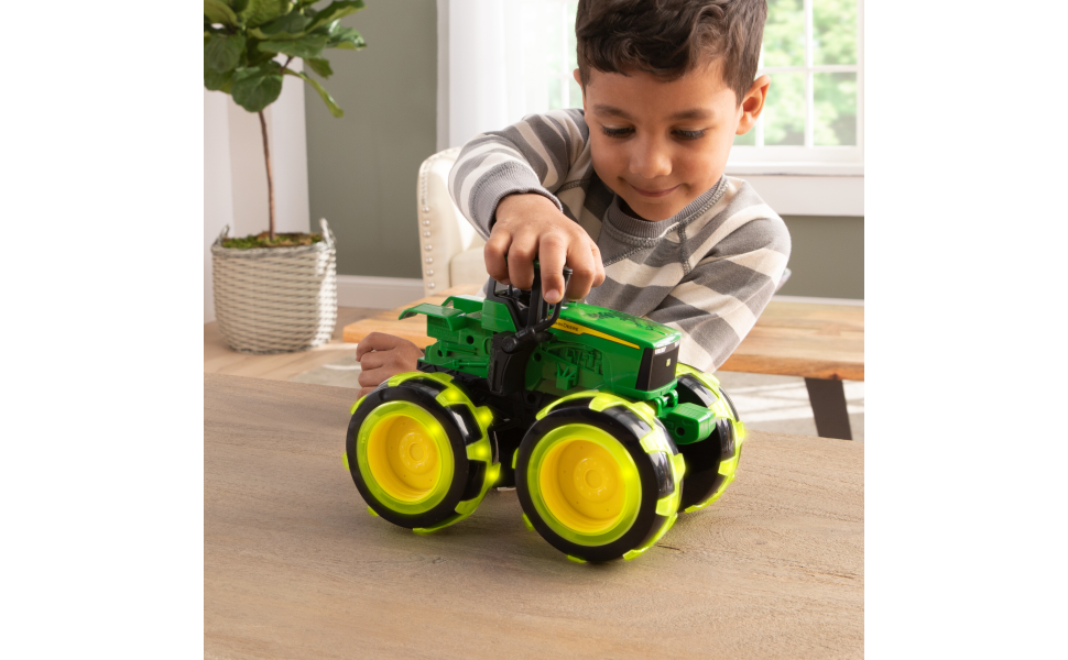  John Deere Tractor - Monster Treads Lightning Wheels Motion  Activated Light Up Truck Toy Toys Kids Ages 3 Years and Up,Green : Toys &  Games