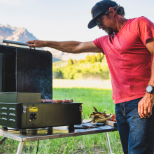  Traeger Grills Ranger Portable Wood Pellet Grill and Smoker,  Black Small & Grills BAC679 All Natural Cleaner Grill Accessories 946 ml & Traeger  Pellet Grills BAC537 BBQ Cleaning Brush Accessory 