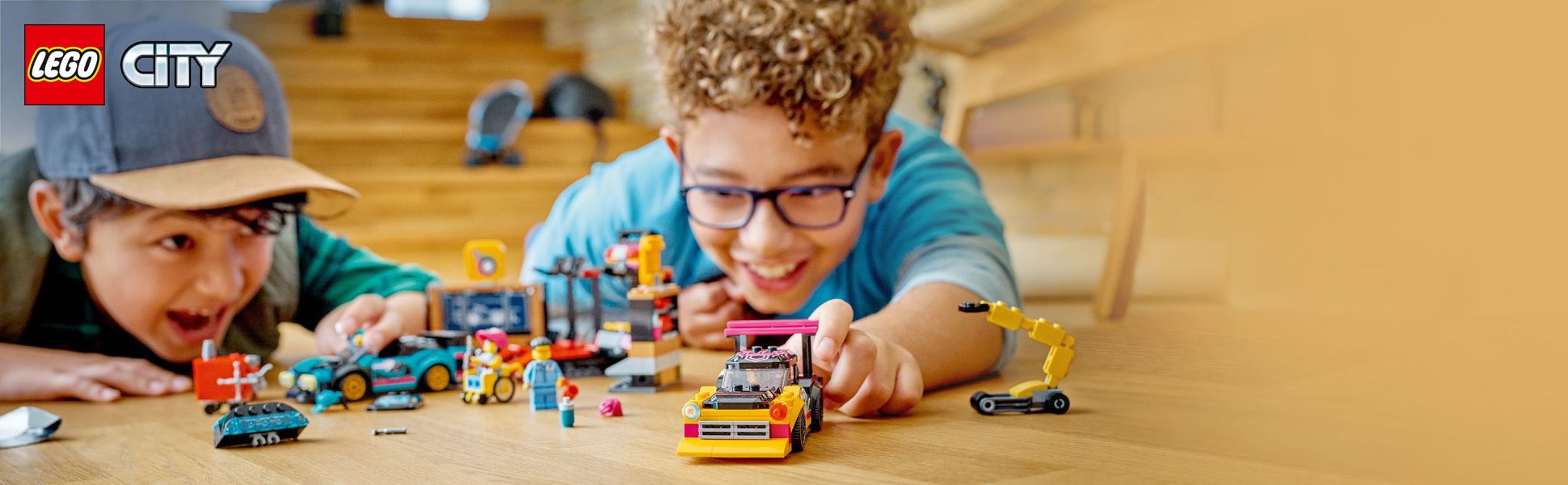 LEGO City 60389 Garage Auto Personalizzato con 2 Macchine