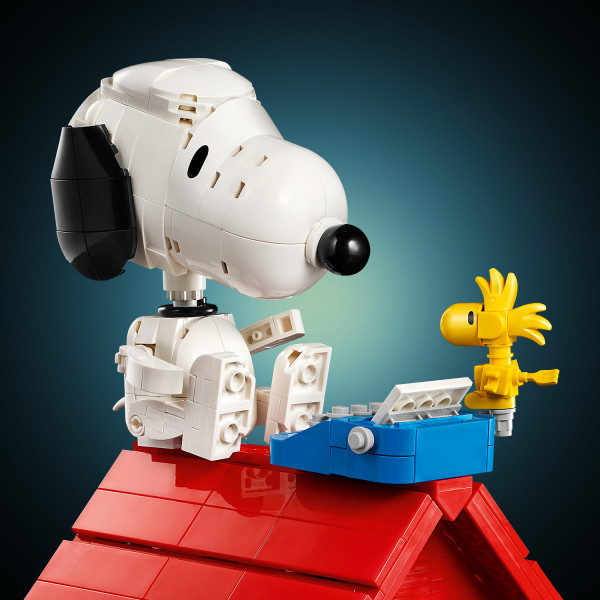 Display Snoopy sitting up and typing.