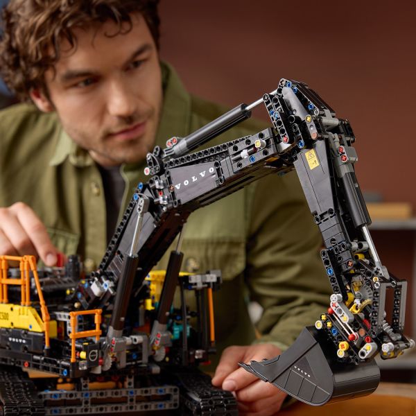 LEGO Technic Volvo EC500 Hybrid Excavator 42215 6526837 - Best Buy