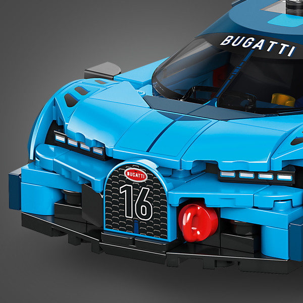 Includes horseshoe front grille and eight-eye headlights.