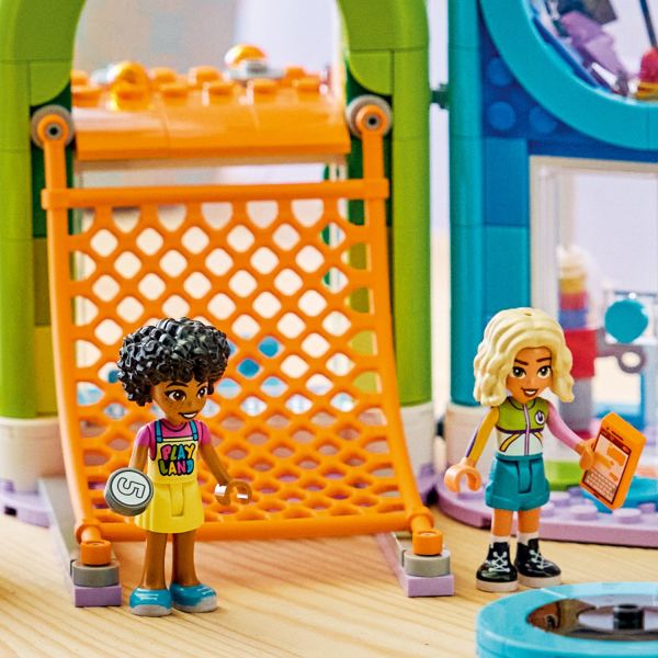 Help the friends try out the climbing net.