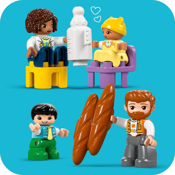 This set comes with a mom, dad, toddler and baby figures.