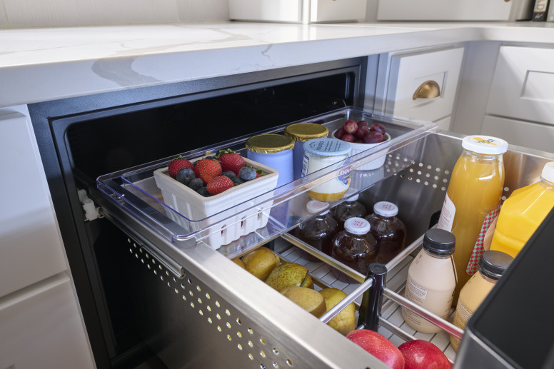 Transparent drawer tray and adjustable drawer dividers to accommodate whatever you want to store – from a bag of oranges to an assortment of drinks.