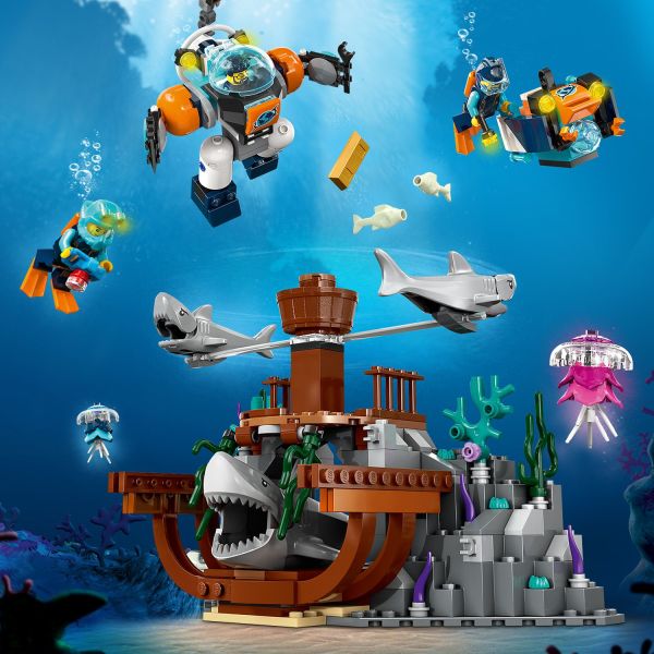 LEGO City Deep-Sea Explorer Submarine 60379 Building Toy Set, Ocean  Submarine Playset with Shipwreck Setting, 6 Minifigures and 3 Shark Figures  for Imaginative Play, A Gift Idea for Ages 7+ 