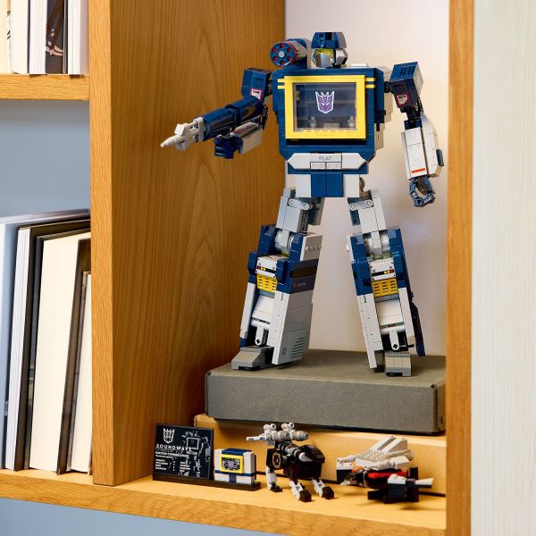 Includes a display plaque showcasing Soundwave’s power statistics.