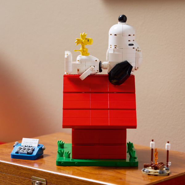 Place Snoopy on top of the doghouse with Woodstock on his belly.