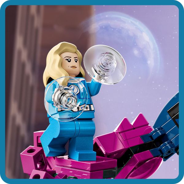 The Invisible Woman minifigure carries 2 force shields.