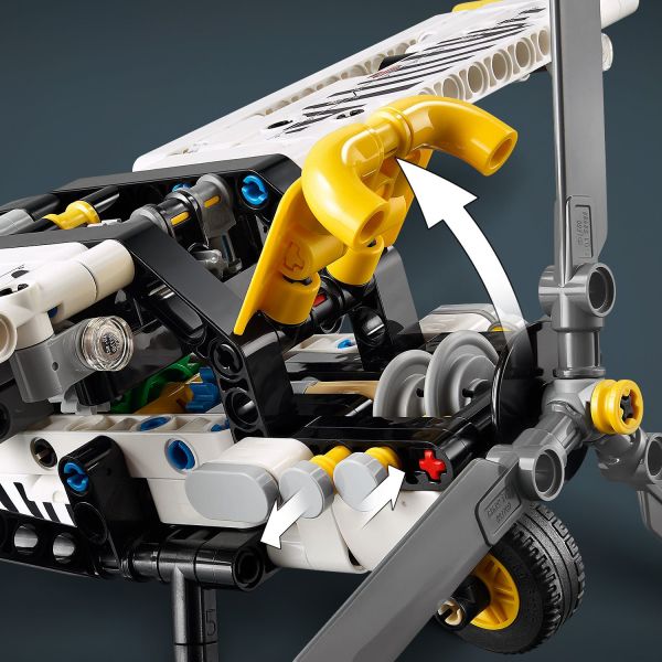 Open the cover to admire the 4-cylinder piston engine.