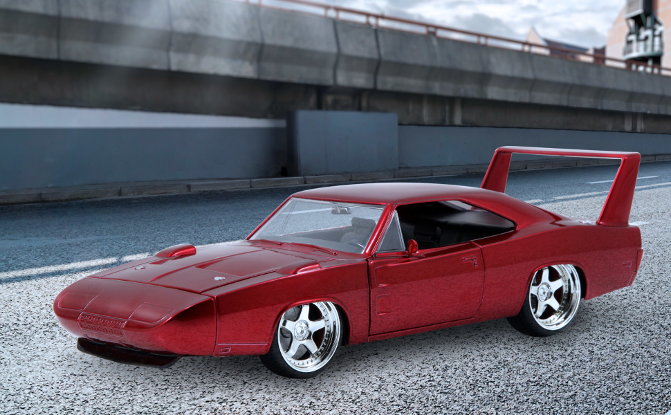Jada Toys Fast & Furious Dom's 1969 Dodge Charger Daytona Voiture tuning à l'échelle 1/24 avec spoiler, portes ouvrantes, capot et coffre, roue libre, rouge métallisé