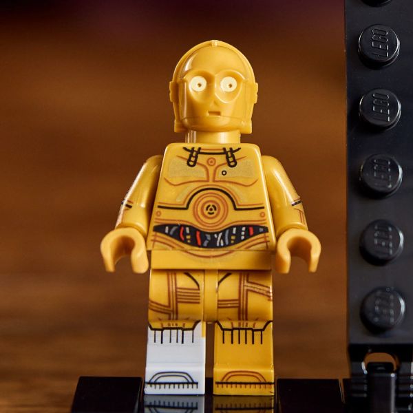 The set also includes a C-3PO LEGO minifigure.