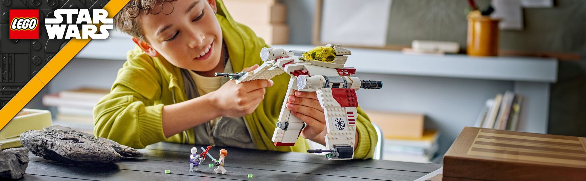 Team up with General Obi-Wan Kenobi and swoosh into LEGO Star Wars: The Clone Wars action with the V-19 Torrent Starfighter.
