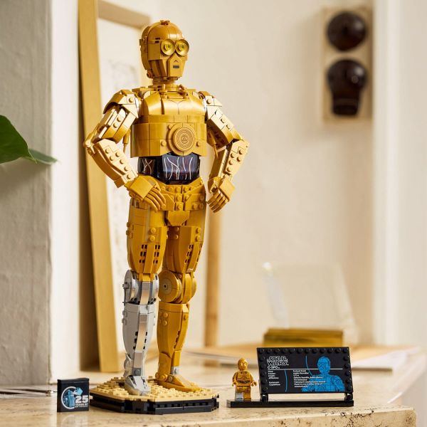 The display stand includes a C-3PO information plaque.