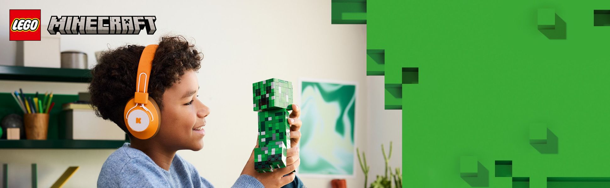 This build-play-and-display Creeper has movable legs and a posable head that moves from side to side and tilts up and down.