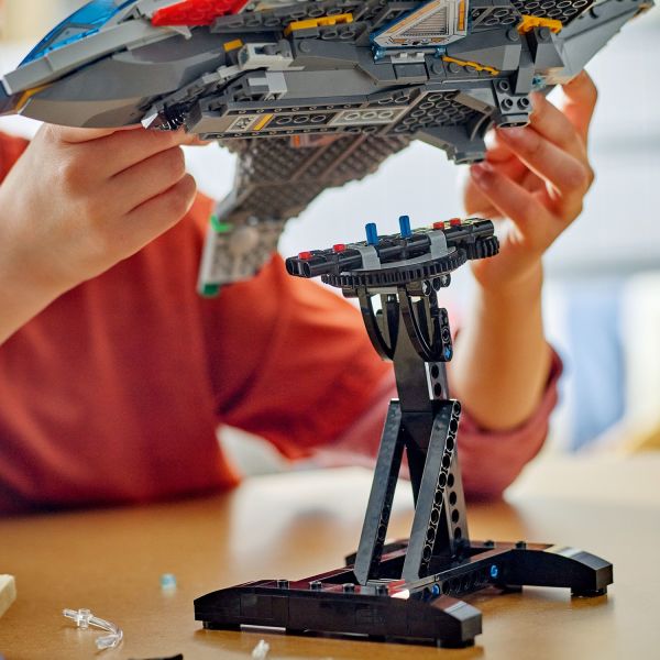 A removable, rotatable stand provides an all-round view.