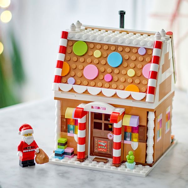 A Santa Claus minifigure brings the magic to life.
