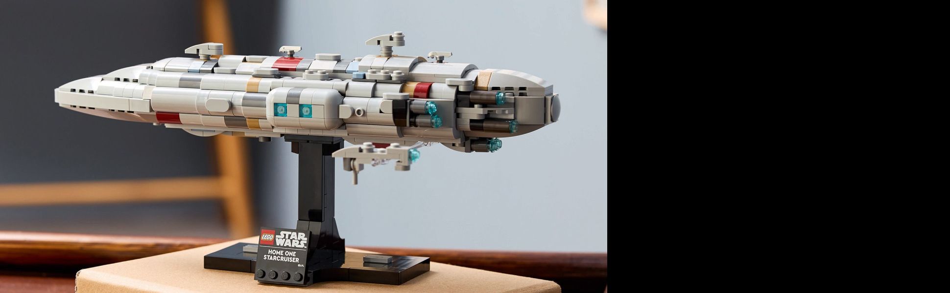 Bring back memories of dramatic Battle of Endor scenes as you recreate the headquarters of the Rebel Alliance fleet.