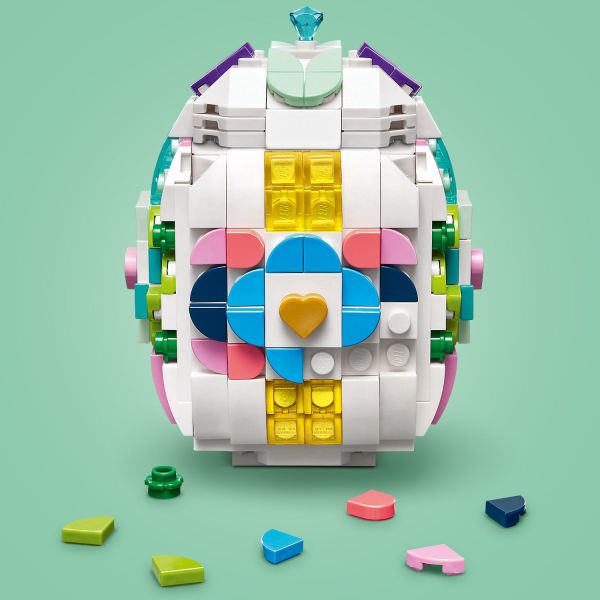 Use the ‘gem’ and golden heart to finish the egg to display.