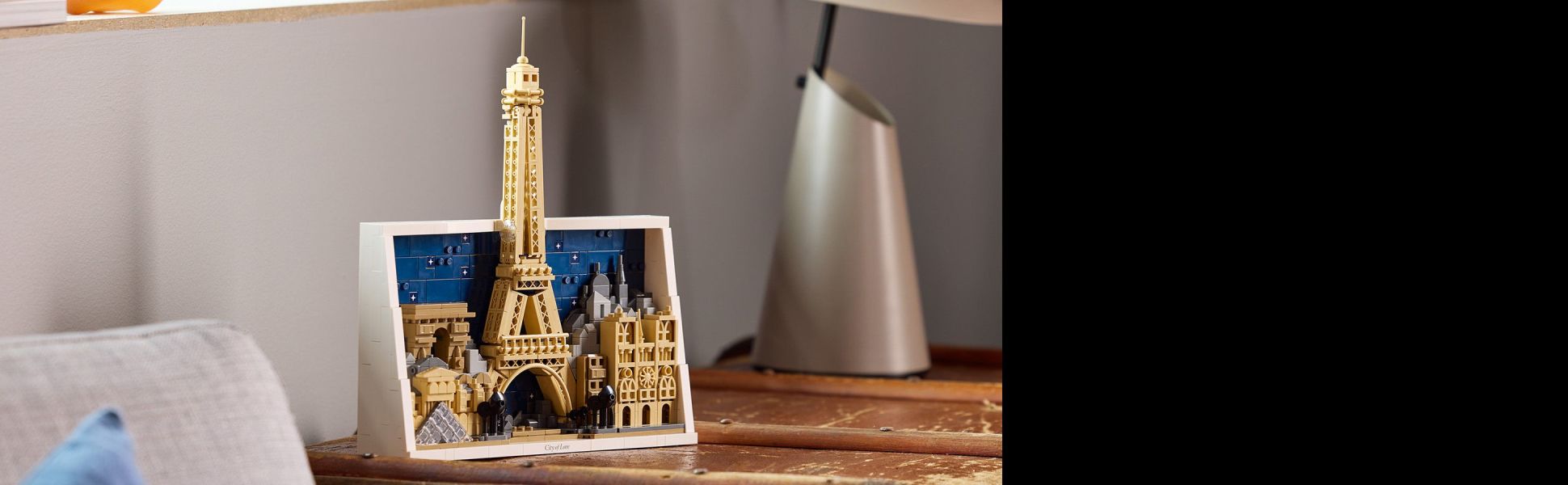 Show off a love of landmarks with a detailed display piece in a brick-built frame that you can hang up or stand on a shelf.