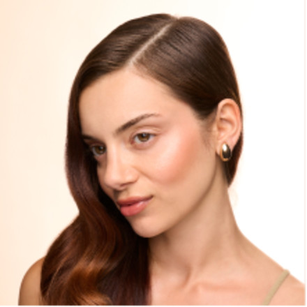 woman with flake free hair