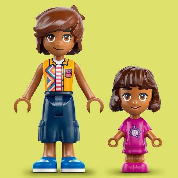 Includes a Leo minidoll and an Alba microdoll.
