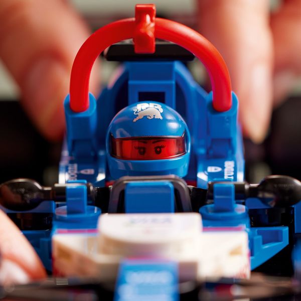Place inside the cockpit to role-play F1 races.