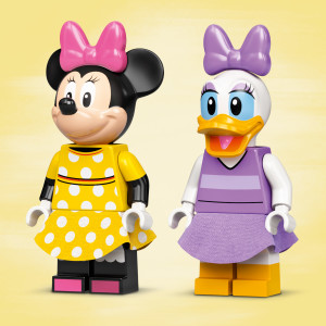 2 iconic Disney characters for kids’ endless role-play fun.