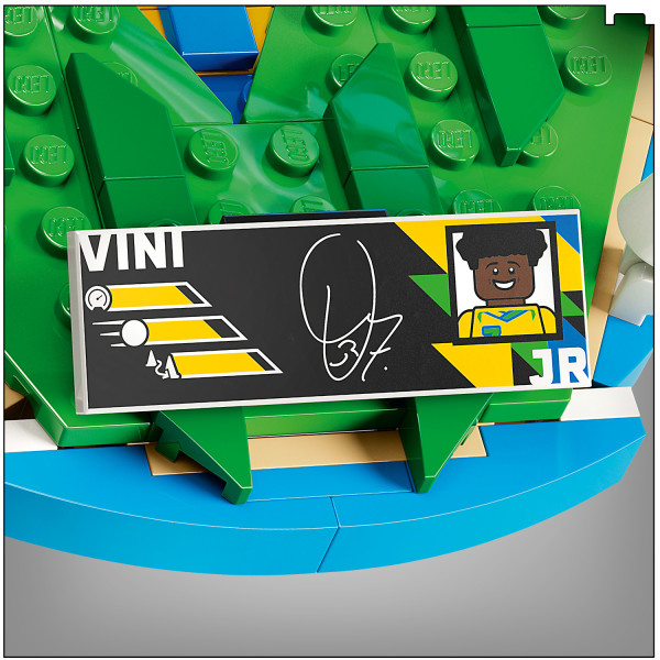 Includes Vini Jr.’s player stats and signature.