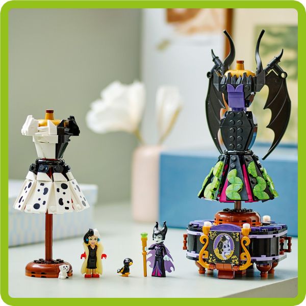 Showcase your chosen dress on the display stand after play.