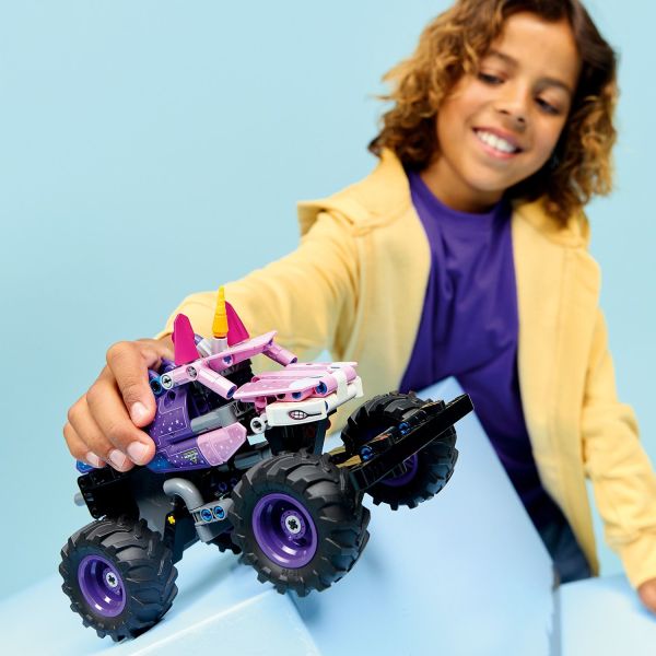Recreate the thrills of the Monster Jam arena.