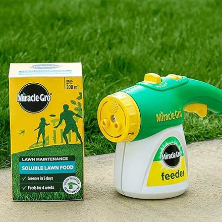 Miracle-Gro® Soluble Lawn Food can be used with a Miracle-Gro® Feeder