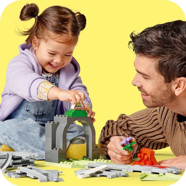 Building the tunnel can develop toddlers’ dexterity.