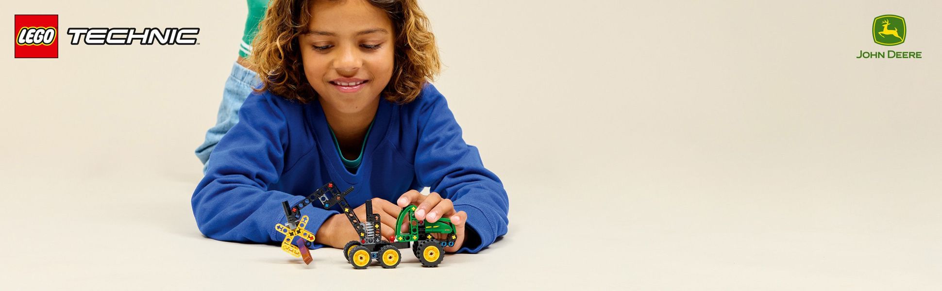 This John Deere 1470H Wheeled Harvester toy with rotating boom and working claw inspires kids to create their own stories as they play.