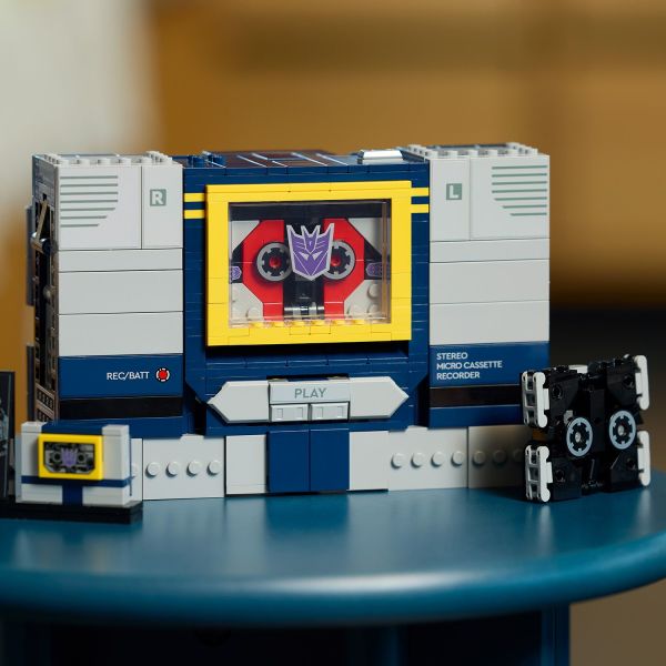 When converted, Ravage and Laserbeak fit individually into Soundwave’s cassette bay.