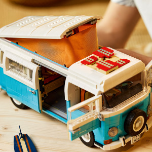 Neat functions include the working steering and pop-up roof.