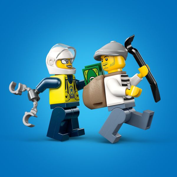Includes police officer and crook minifigures.