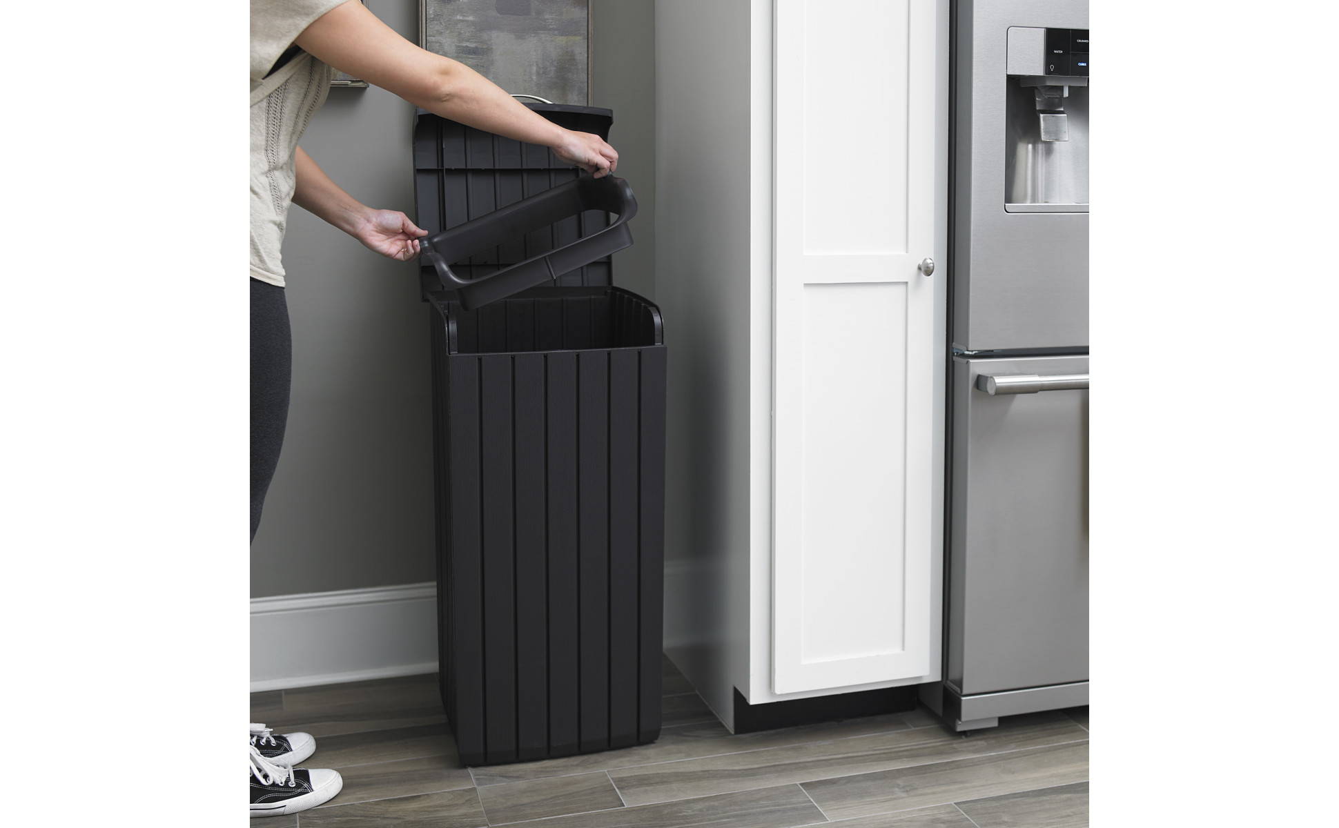 Keter Copenhagen 30-Gallon Resin Wood Style Outdoor Trash Can Waste Bin