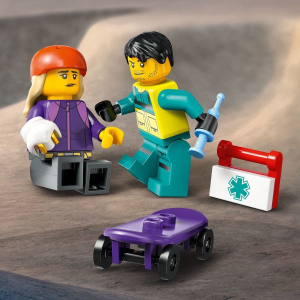 Accessories include a toy bandage, syringe and medic bag.